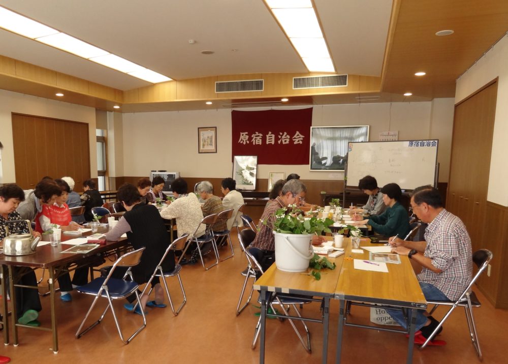 原宿自治会館シニアサロン
「顔彩で描く野の花教室」